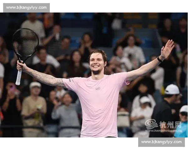 网坛新王加冕！美网男单冠军荣耀时刻，激动人心！